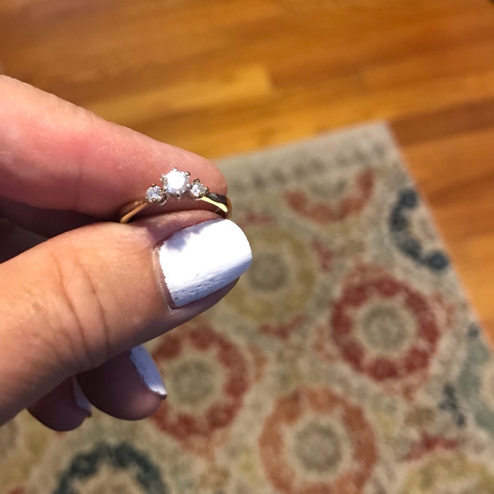 Diamond Ring - 14K Yellow Gold.